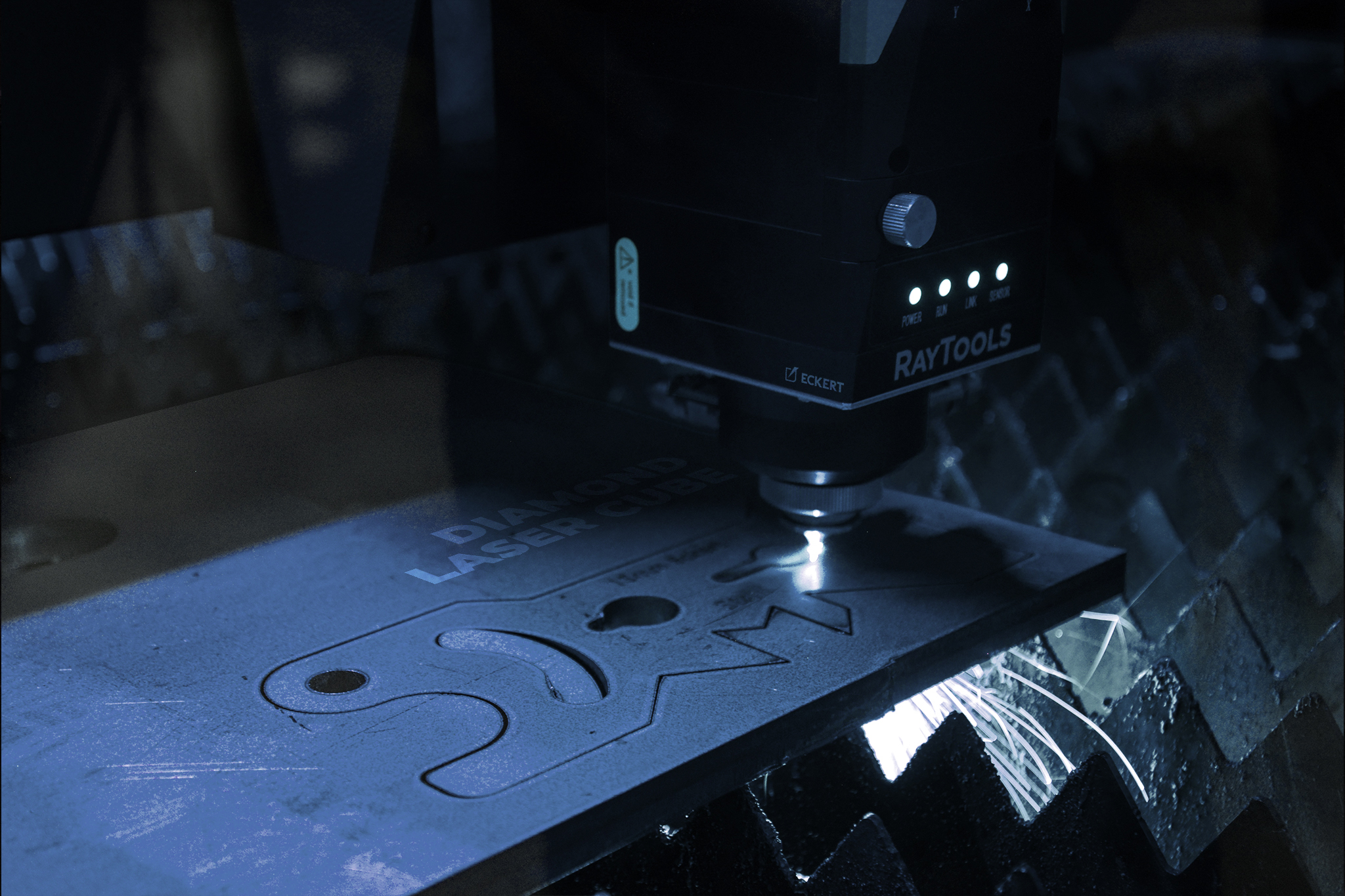 Cięcie laserem czy wodą? Porównanie technologii cięcia CNC