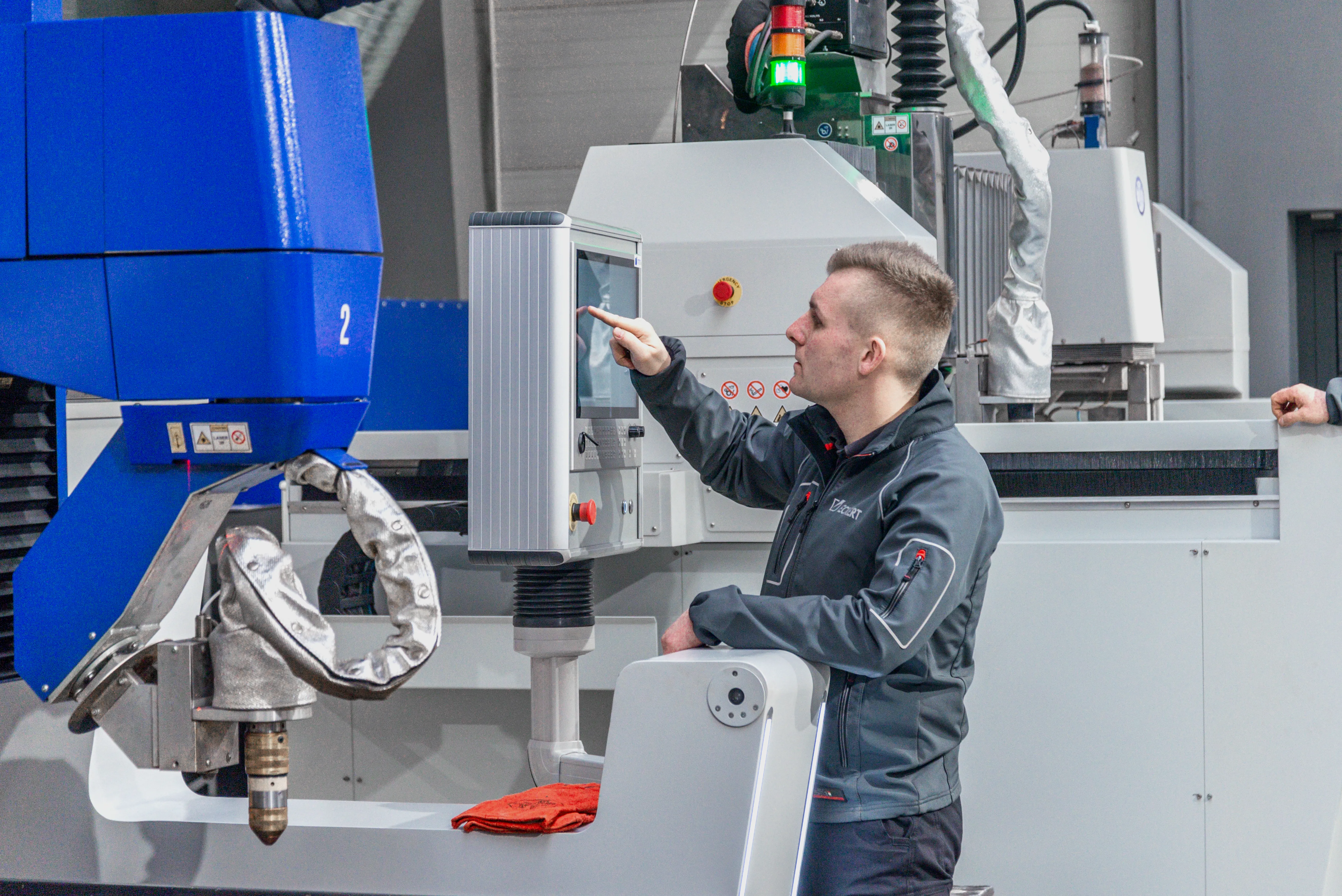Szkolenie CNC w firmie Eckert &ndash; operator podczas programowania maszyny sterowanej numerycznie
