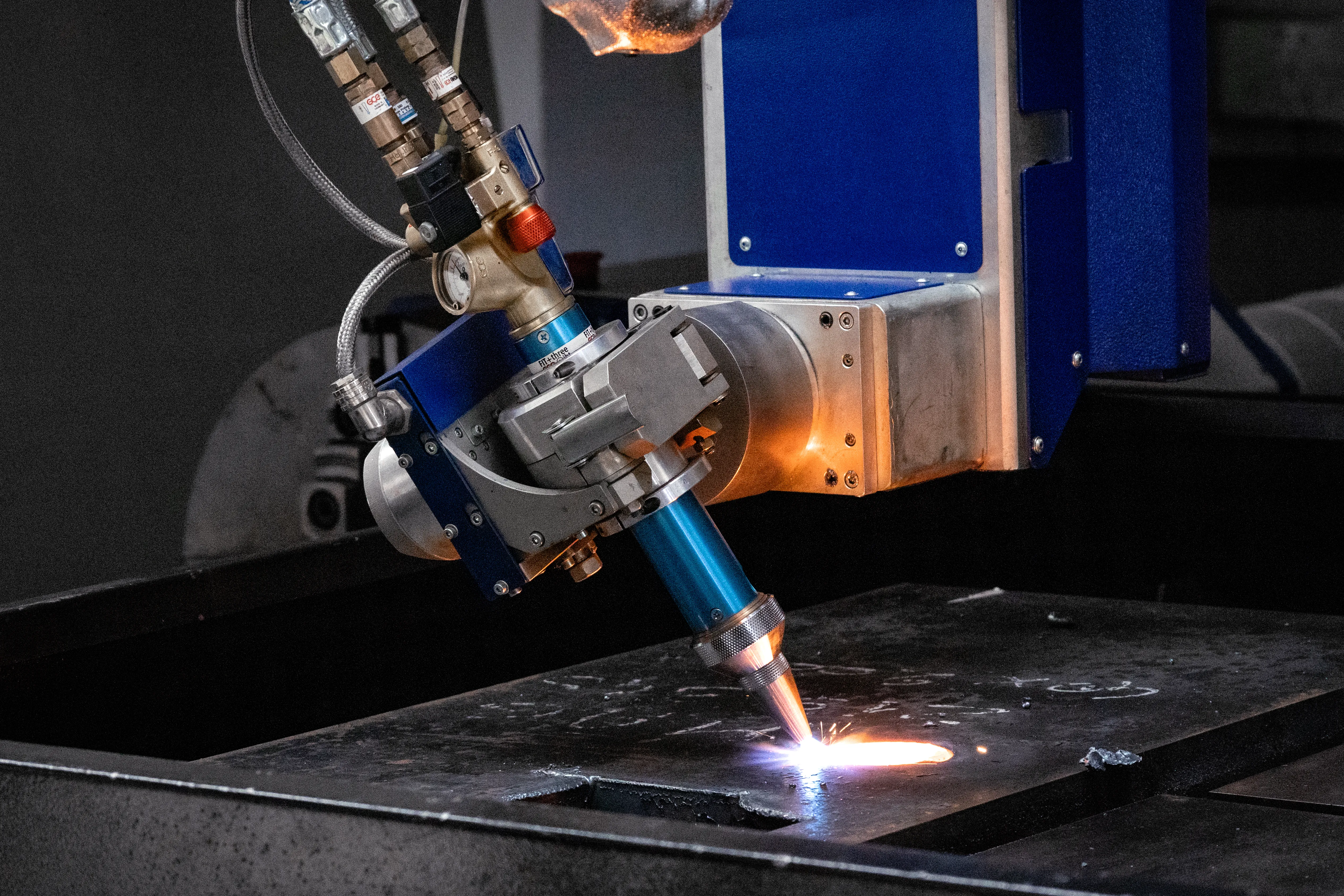 Zautomatyzowana głowica tlenowa OxyFuel 3D stosowana do cięcia grubych blach stalowych